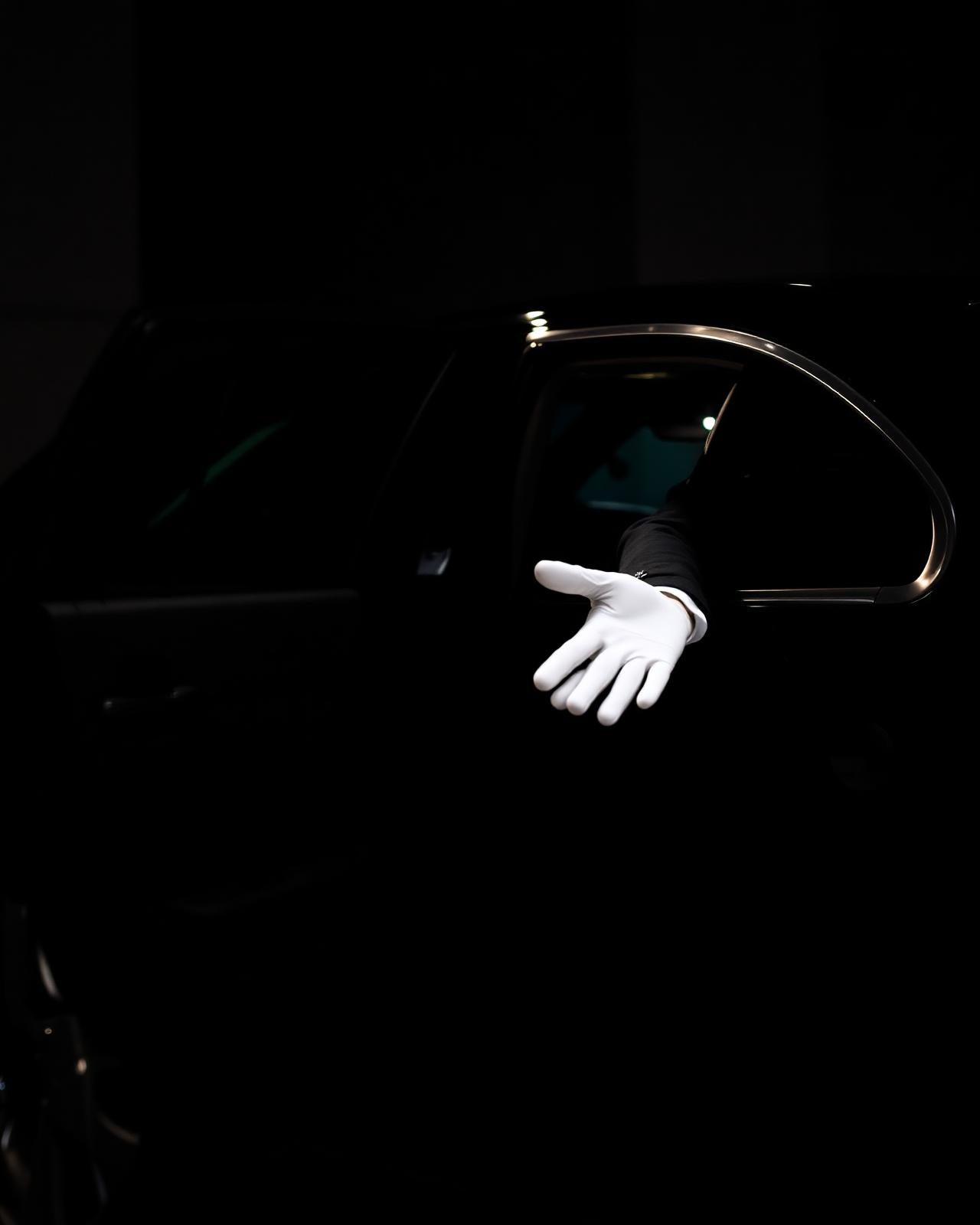 Chauffeur in white gloves